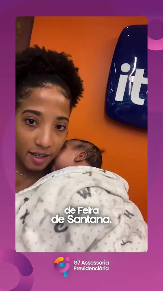 Nathalie, mãe atendida pela G7, com o bebê no colo